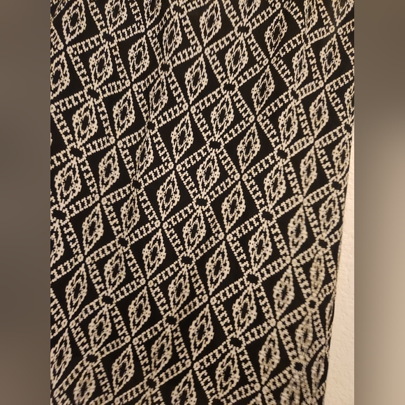 Deb flowy geometric shaped top with cage back Size 3X - Picture 3 of 6